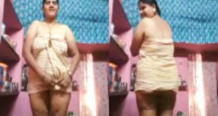 Mature Bhabhi Showing Ass And Hairy Pussy